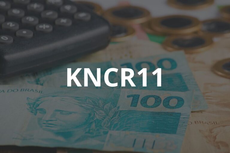 Imagem de dinheiro em espécie e moedas, com uma calculadora ao fundo, destacando a palavra-chave KNCR11 para investimentos financeiros e ações.