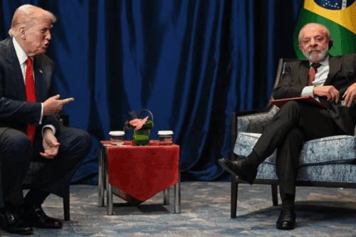 Lula e Trump em reunião na Malásia, discutindo tarifas e Lei Magnitsky.