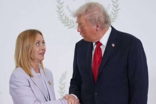 Donald Trump e Giorgia Meloni se cumprimentam durante a Cúpula da Paz de Gaza em Sharm el-Sheikh, Egito.