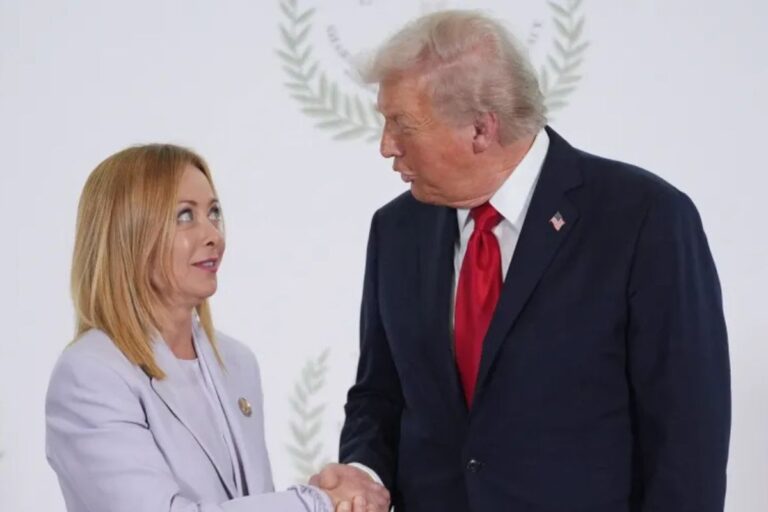 Donald Trump e Giorgia Meloni se cumprimentam durante a Cúpula da Paz de Gaza em Sharm el-Sheikh, Egito.