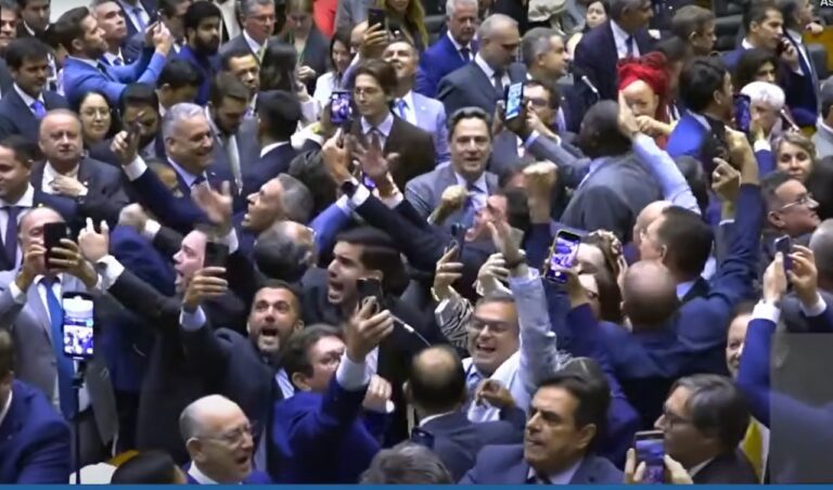 Parlamentares da oposição comemoraram o adiamento da MP 1303