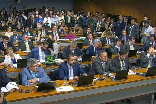 Parlamentares durante sessão da comissão mista do Congresso Nacional que analisa a Medida Provisória 1.303, conhecida como MP alternativa ao IOF.