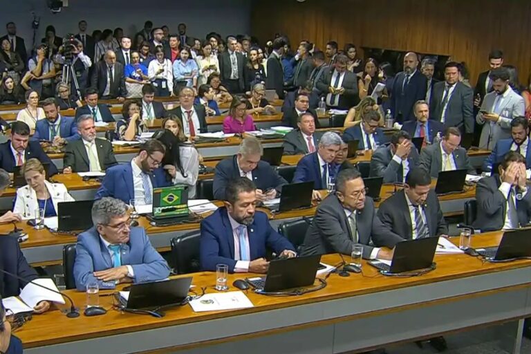 Parlamentares durante sessão da comissão mista do Congresso Nacional que analisa a Medida Provisória 1.303, conhecida como MP alternativa ao IOF.