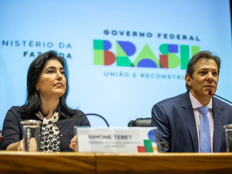 Simone e Haddad lado a lado, durante evento público sobre o Orçamento 2026