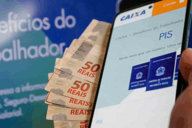 Notas de dinheiro e o app da Caixa, representando o pagamento do lote extra do abono salarial PIS/Pasep.
