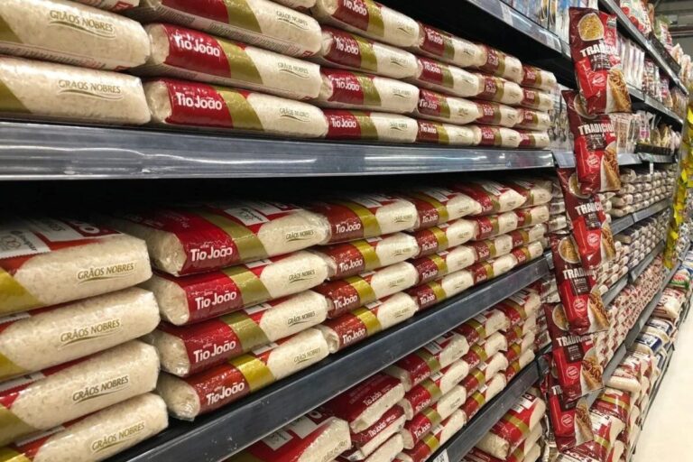 Sacos de arroz à venda em supermercado no Rio de Janeiro, ilustrando a queda nos preços dos alimentos em setembro de 2025.