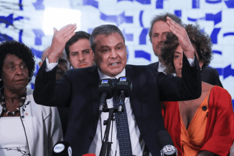 Deputado Lindbergh Farias (PT-RJ), líder do PT na Câmara, durante sessão na Câmara dos Deputados; parlamentar apresentou projeto para dobrar a taxação das casas de apostas e destinar parte da arrecadação à saúde pública.