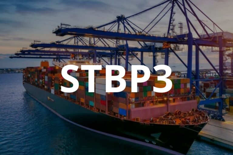 Grande navio de carga com containers diversos no porto durante o pôr do sol, com o ticker STNP3 destacado