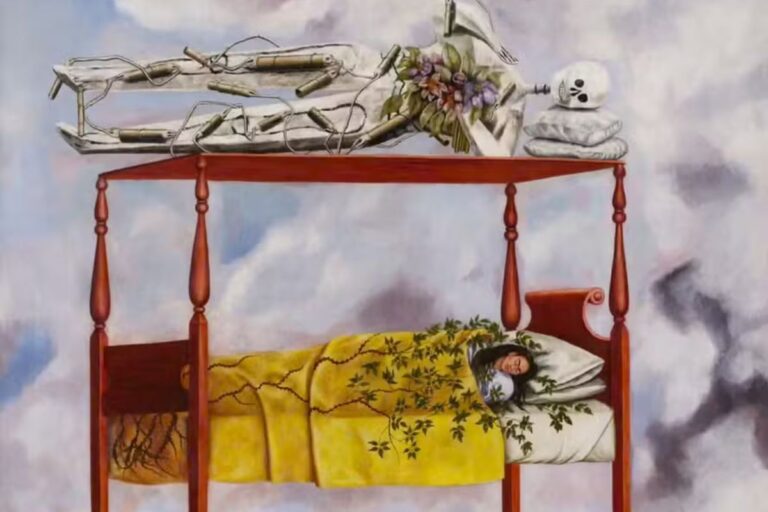 Pintura a óleo 'El sueño (La cama)' de Frida Kahlo. A obra surrealista retrata a artista dormindo em uma cama com dossel flutuando entre nuvens, coberta por uma colcha amarela com trepadeiras. Sobre o teto da cama, repousa um esqueleto deitado envolto em explosivos e segurando um buquê de flores.