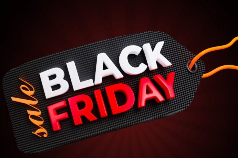 Imagem 3D de uma etiqueta de preço preta com textura de fibra de carbono. A palavra "BLACK" está em branco e "FRIDAY" está em vermelho.