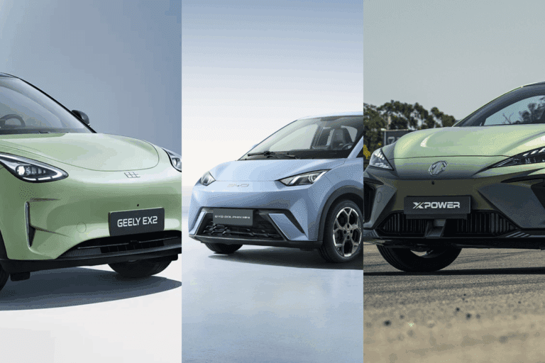 Montagem com fotos dos carros elétricos geely ex2 (à esq.), dolphin mini (ao centro), e MG 4 (à dir.).