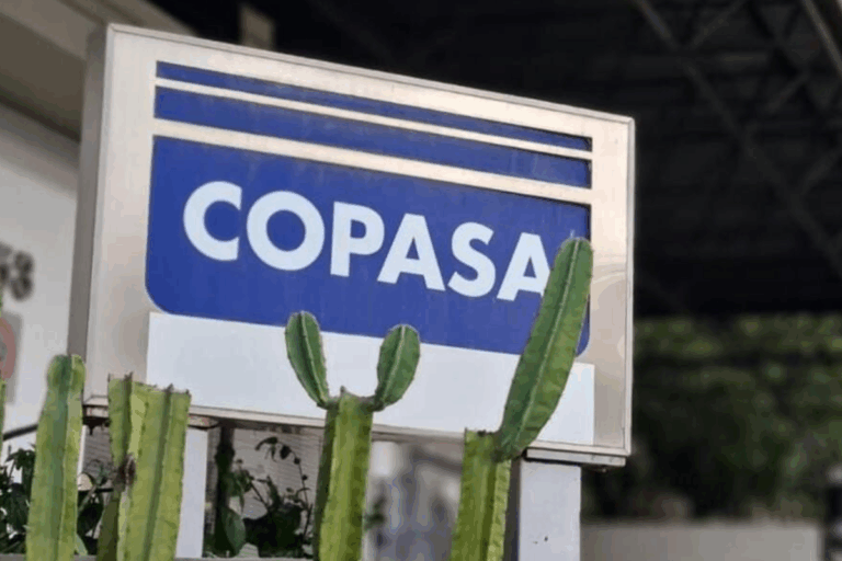 Letreiro da empresa de saneamento Copasa (Companhia de Saneamento de Minas Gerais), com a palavra 'COPASA' em letras brancas sobre um fundo azul royal.
