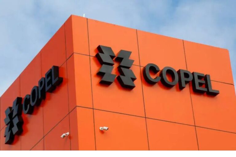 Fachada laranja e preta com o logotipo e o nome 'COPEL' em letras pretas em relevo.