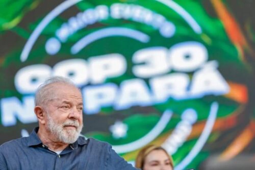 Lula em foco na frente de um painel escrito COP 30 Pará desfocado