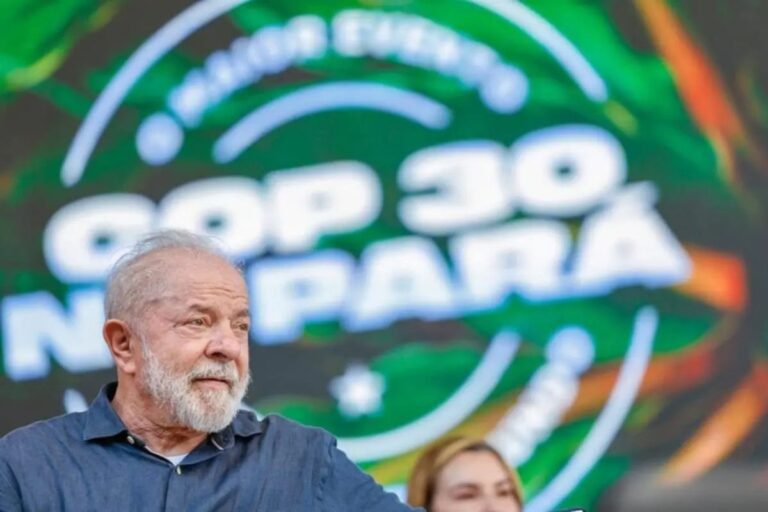 Lula em foco na frente de um painel escrito COP 30 Pará desfocado