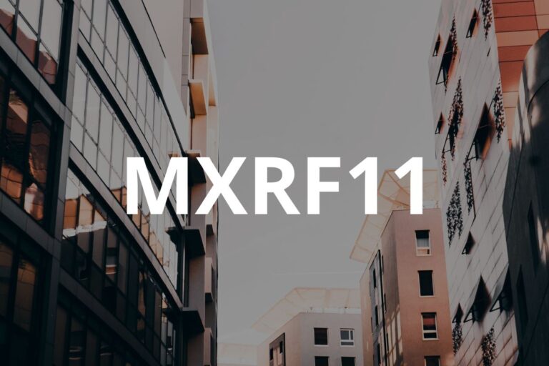 Ticker "MXRF11" em branco e em negrito sobre uma foto de edifícios urbanos altos com fachadas de vidro e cimento, vistos de baixo para cima contra um céu claro.