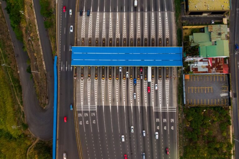 Imagem área de um pedágio.