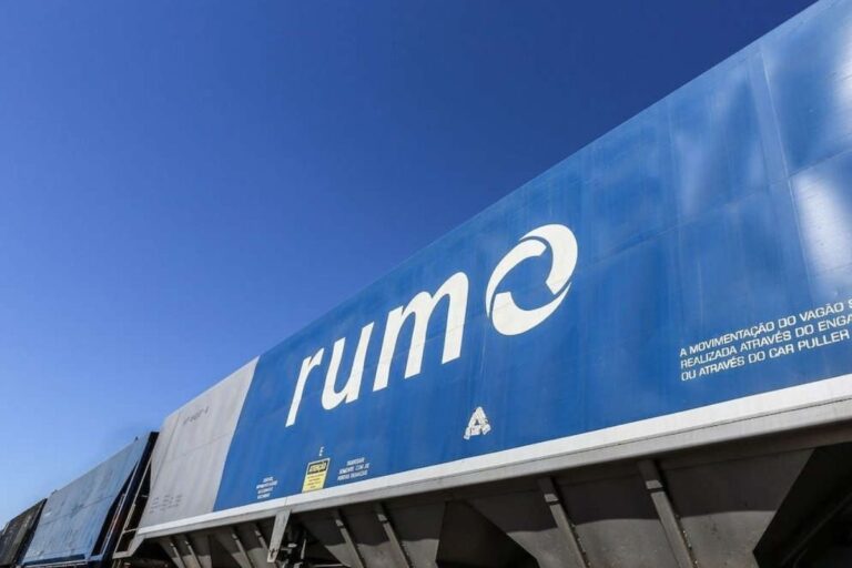 Vagão de carga da Rumo S.A. (RAIL3) em um pátio de manobras, destacando a logística ferroviária.