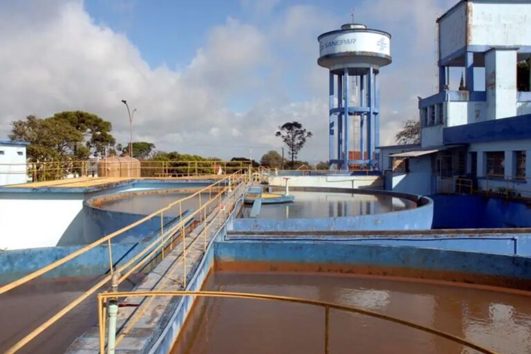 Vista panorâmica de uma estação de tratamento de água da Sanepar.