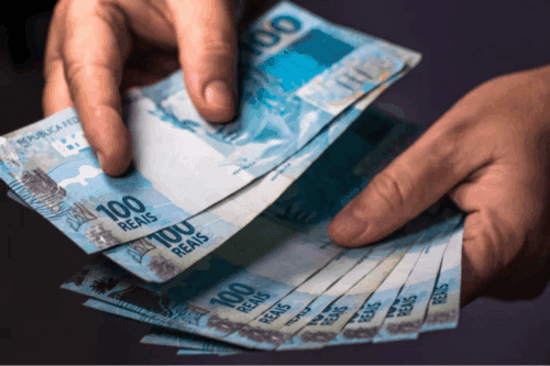 cédulas simbolizando o décimo terceiro