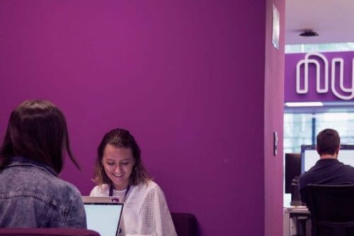 Duas mulheres trabalhando no escritório do Nubank (Fonte: Divulgação)