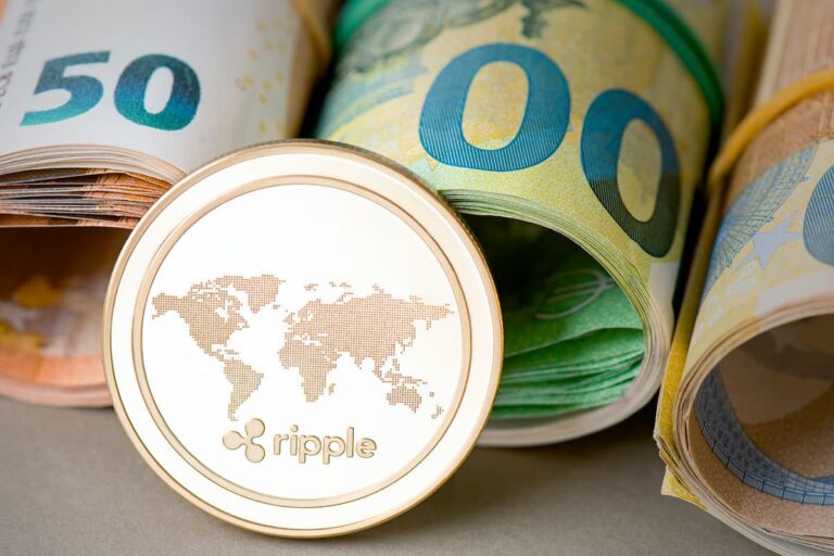 Moeda Ripple em destaque diante de cédulas, ilustrando a compra da GTreasury pela Ripple.