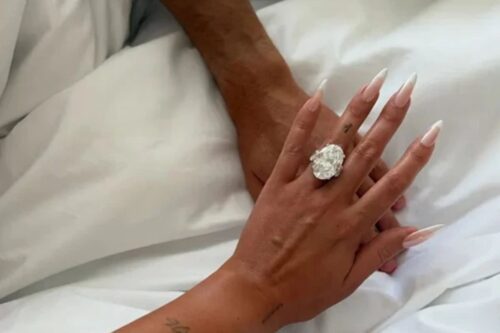 Destaque para um anel de luxo com diamante gigante em uma mão feminina.