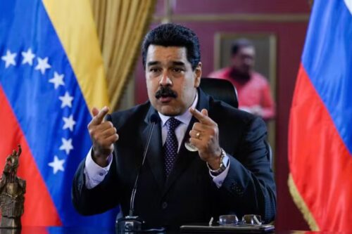Fotografia em plano médio do presidente da Venezuela, Nicolás Maduro, sentado à mesa em um gabinete oficial. Ele