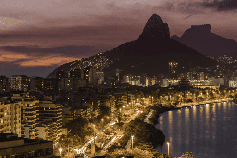 Vista aérea do Rio de Janeiro ao entardecer,