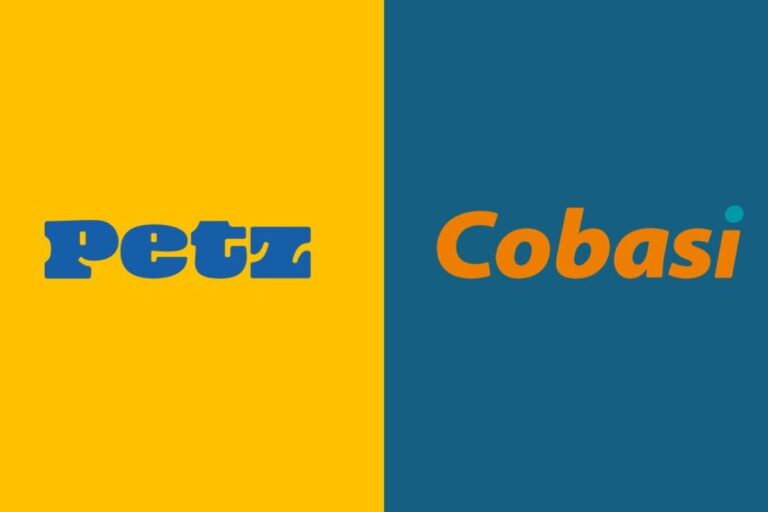 Os logotipos das empresas Petz e Cobasi lado a lado, sobre um fundo dividido.