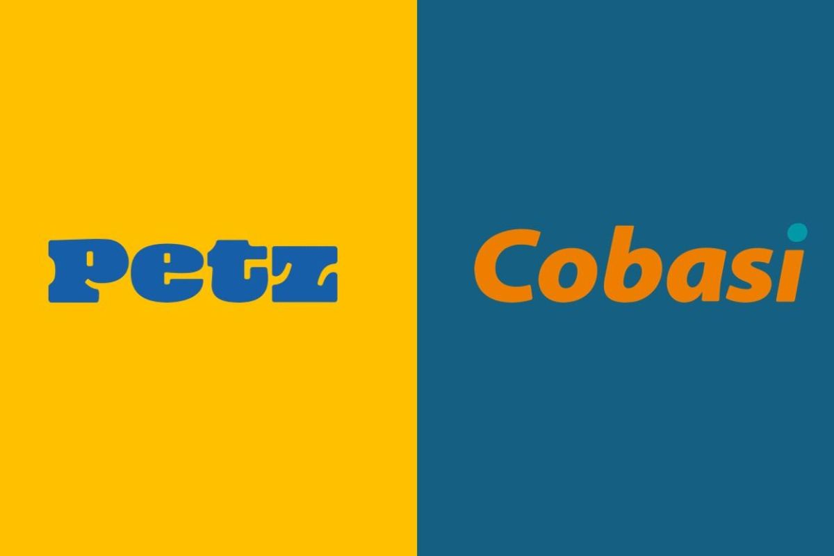 Os logotipos das empresas Petz e Cobasi lado a lado, sobre um fundo dividido.
