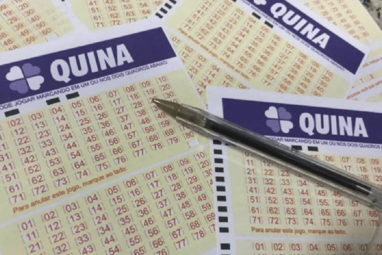 Imagem de diversos tickets de quina com uma caneta sobre eles, representando apostas na loteria Quina.