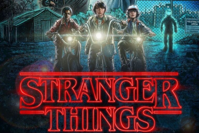 Pôster da série "Stranger Things" mostrando três meninos em suas bicicletas com os faróis acesos em uma estrada escura.