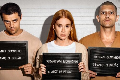 Foto promocional da série 'Tremembé'. Três atores caracterizados como Daniel Cravinhos, Suzane von Richthofen e Cristian Cravinhos posam para uma foto de registro policial (mugshot).
