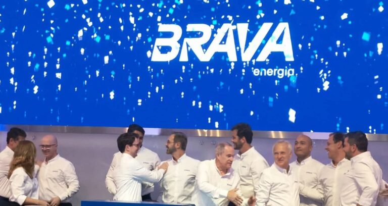 Ações da Brava Energia (BRAV3): executivos no palco em evento corporativo com logotipo da empresa ao fundo