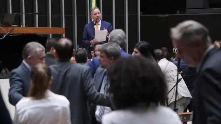 Sessão no Congresso discute corte de benefícios fiscais, com parlamentares reunidos durante votação de projeto econômico.