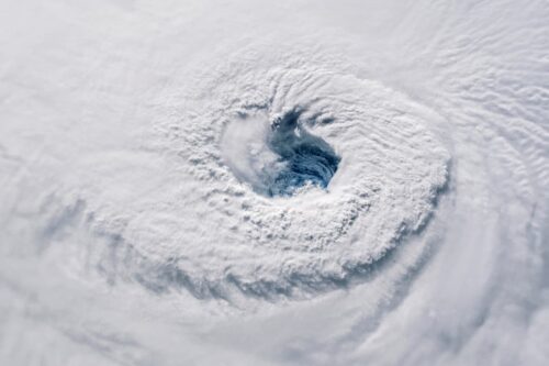 Imagem aérea do centro de um ciclone extratropical, com nuvens em espiral formando um grande olho no meio.