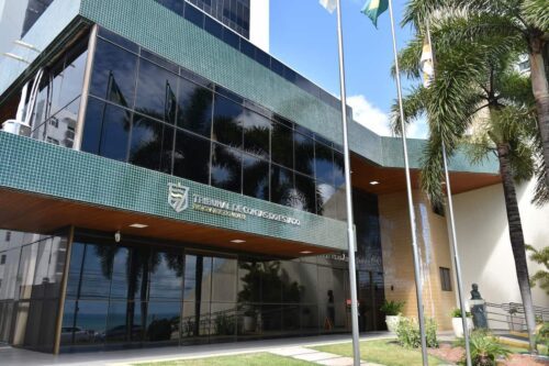 Fachada do Tribunal de Contas do RN, relacionada a concurso público com informações do Edital TCE-RN.