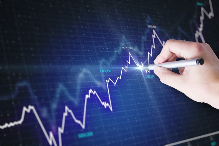 Gráfico financeiro sendo analisado com caneta sobre tela digital, representando dados do IPCA de novembro.