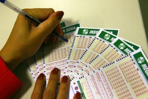 Apostador preenchendo os bilhetes da mega-sena, ilustrando a matéria sobre a mega-sena 2952