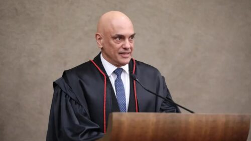 Alexandre de Moraes falando ao microfone em cerimônia oficial.