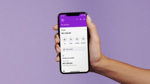 Celular exibindo app do Nubank na tela; imagem ilustra Nubank fora do ar e dificuldades de acesso ao serviço.