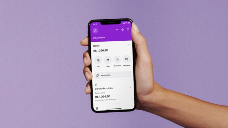 Celular exibindo app do Nubank na tela; imagem ilustra Nubank fora do ar e dificuldades de acesso ao serviço.
