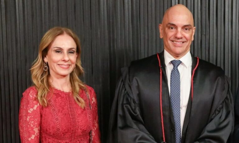Viviane e Alexandre de Moraes em evento formal, posando para foto institucional, em contexto onde patrimônio de Viviane Barci de Moraes cresce.
