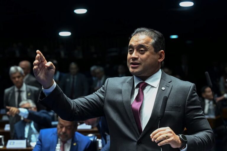 Weverton Rocha discursa no plenário do Senado durante sessão, gesticulando enquanto outros parlamentares acompanham ao fundo.